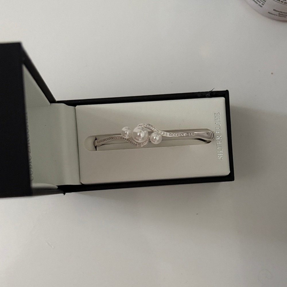 Elegant Silver Bracelet with Pearls